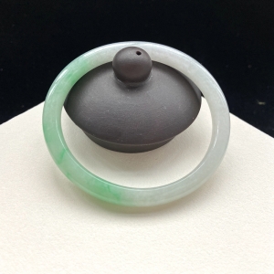 51mm糯冰种浅绿翡翠贵妃镯