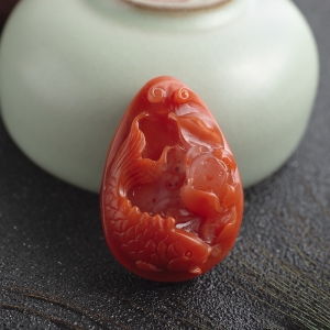 红白料南红连年有余吊坠