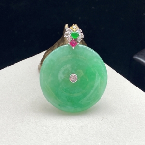 18K糯种豆绿翡翠平安扣吊坠