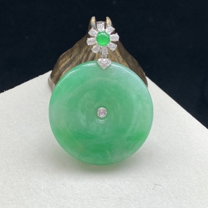 18K糯种豆绿翡翠平安扣吊坠