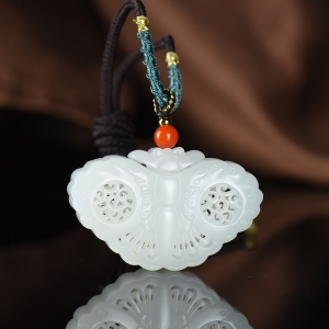 籽料和田白玉蝴蝶香囊吊坠