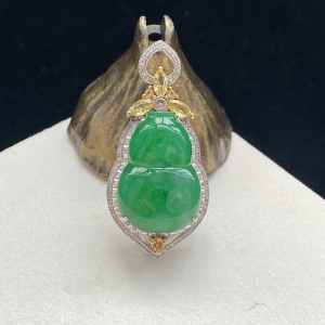 18K糯种豆绿色翡翠葫芦吊坠