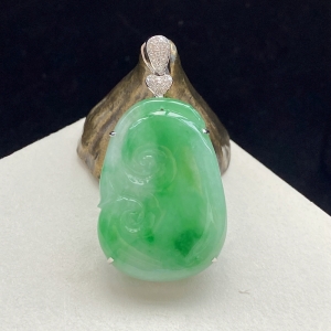 18K糯种豆绿色翡翠如意吊坠