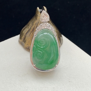 18K糯冰种浅绿翡翠如意吊坠