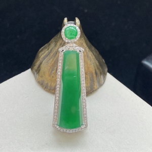 18K糯冰种浅绿翡翠平安无事吊坠