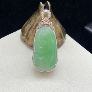 18K糯冰种浅绿翡翠如意吊坠
