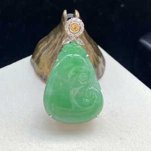 18K糯冰种浅绿翡翠如意吊坠