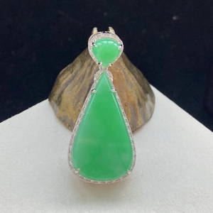18K糯种苹果绿翡翠水滴吊坠