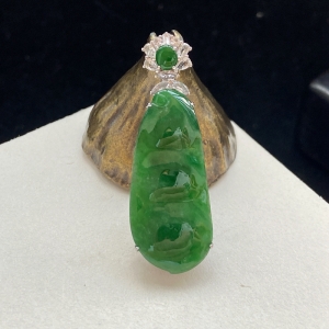 18K糯冰种豆绿翡翠福豆吊坠