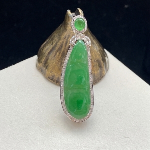 18K糯冰种浅绿翡翠福豆吊坠