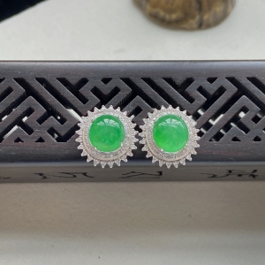 18K冰种浅绿翡翠耳钉