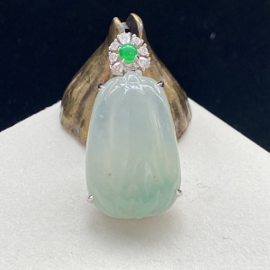 18K冰种淡绿翡翠福瓜吊坠