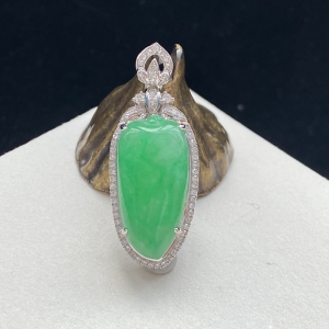 18K糯冰种浅阳绿翡翠福瓜吊坠