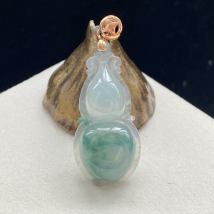 18K糯冰种飘花翡翠葫芦吊坠