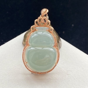 18K糯冰种浅水绿翡翠葫芦吊坠