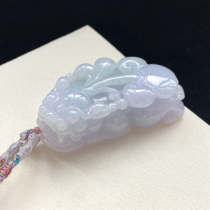 糯种浅春带彩翡翠貔貅吊坠