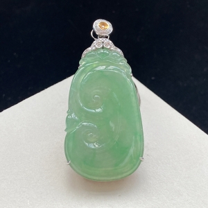 18K冰种浅绿翡翠如意吊坠