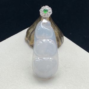18K糯冰种翡翠福豆吊坠