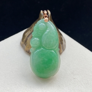 18K糯种豆绿翡翠葫芦吊坠