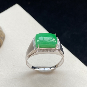 18K糯种豆绿翡翠戒指