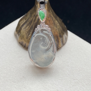 18K冰种翡翠如意吊坠