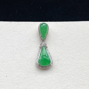 18K糯冰种翠绿翡翠水滴吊坠