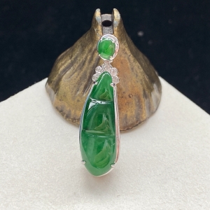 18K糯冰种豆绿翡翠福豆吊坠