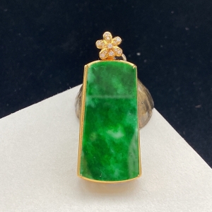 18K糯种豆绿翡翠平安无事吊坠