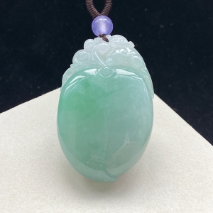 糯冰种浅绿翡翠灵猴献寿吊坠