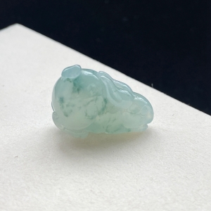糯冰种飘花翡翠生肖兔吊坠