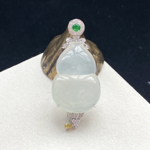 18K冰种翡翠葫芦吊坠