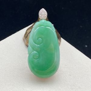 18K糯种浅绿翡翠如意吊坠