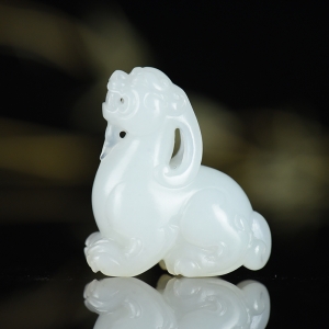 籽料和田白玉朝天吼吊坠