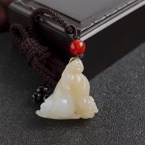 山料和田玉貔貅吊坠
