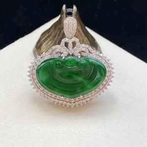 18K冰种翠绿翡翠如意吊坠