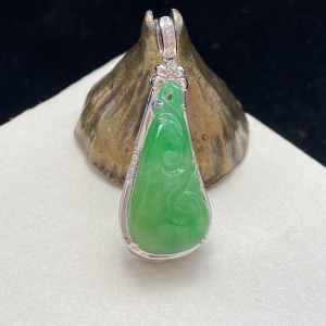 18K糯种浅绿翡翠如意吊坠