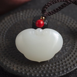 山料和田白玉如意吊坠