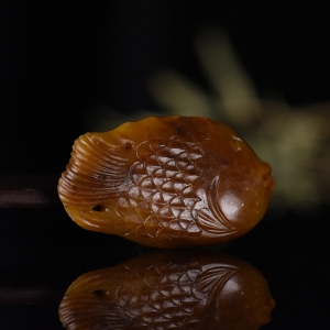 籽料和田玉黄沁年年有余吊坠