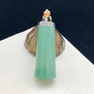 18K糯种浅绿翡翠平安无事吊坠