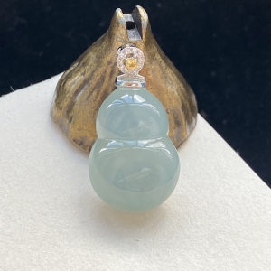 18K冰种翡翠葫芦吊坠