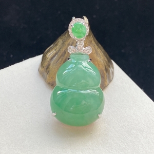 18K糯种浅绿翡翠葫芦吊坠