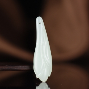 籽料和田白玉玉兰花吊坠