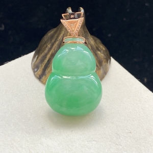18K糯种浅绿翡翠葫芦吊坠