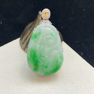 18K糯种豆绿翡翠如意吊坠