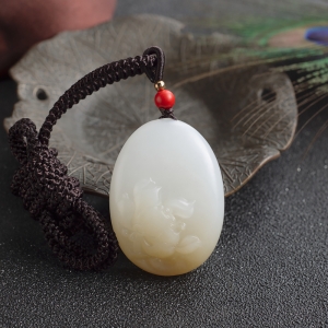 山料和田玉莲花吊坠