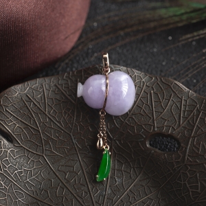 18K糯种浅紫色翡翠葫芦吊坠