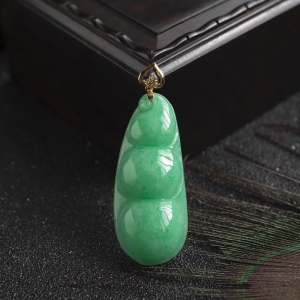 18K糯种豆绿翡翠福豆吊坠