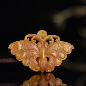 籽料和田玉黄沁蝴蝶吊坠