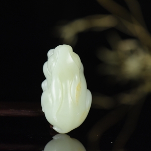 山流水料和田白玉卯兔手把件