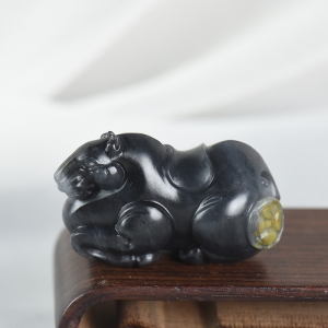 籽料和田玉青花三色唐马吊坠